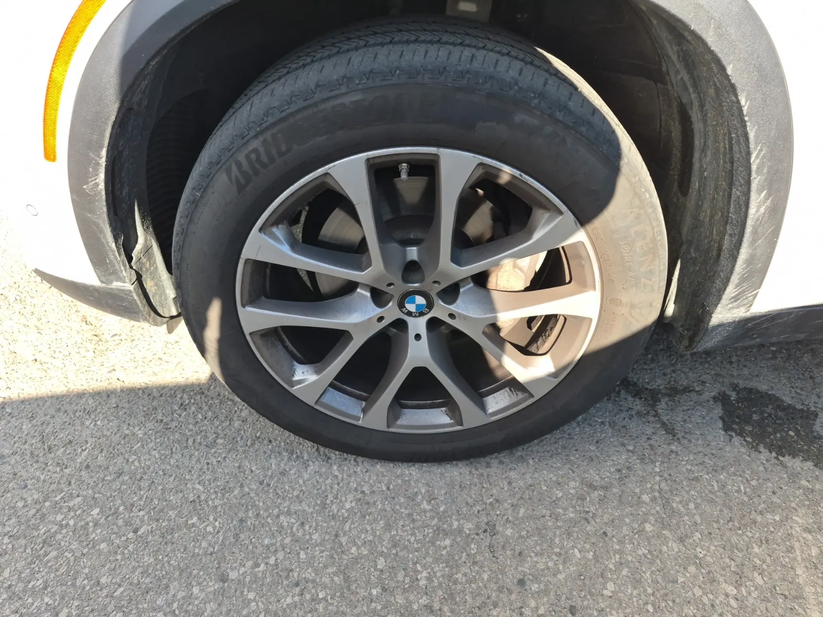 Front driver wheel/tire photo