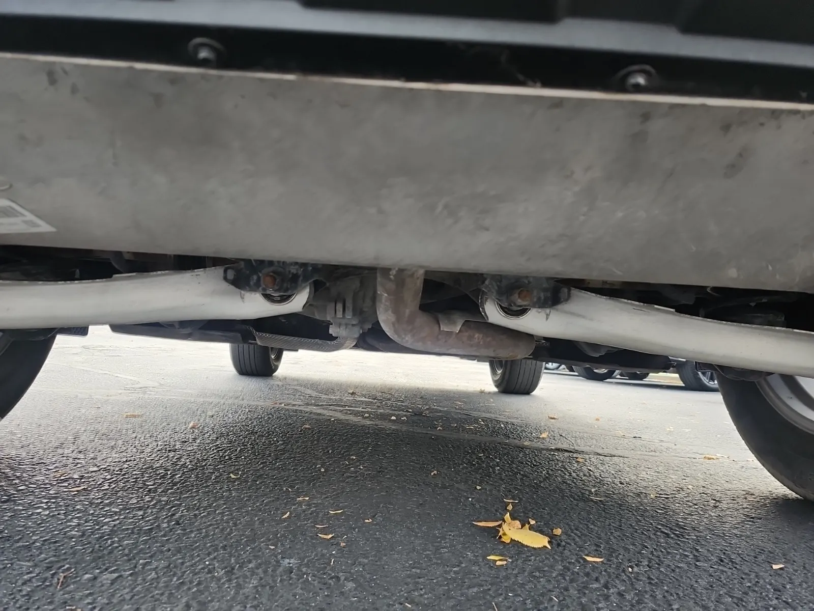 Undercarriage - Rear Photo