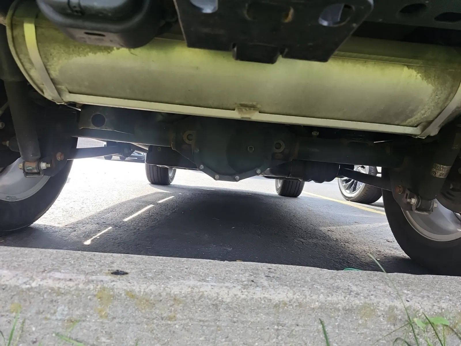 Undercarriage - Rear Photo