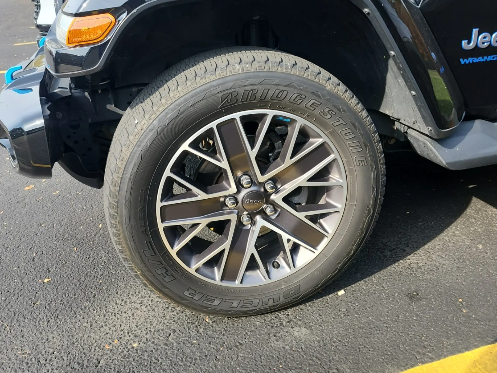 Front driver wheel/tire photo