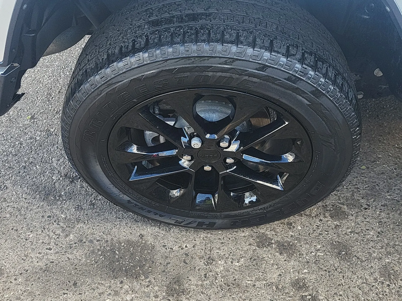 Right Rear Wheel/Tire Photo