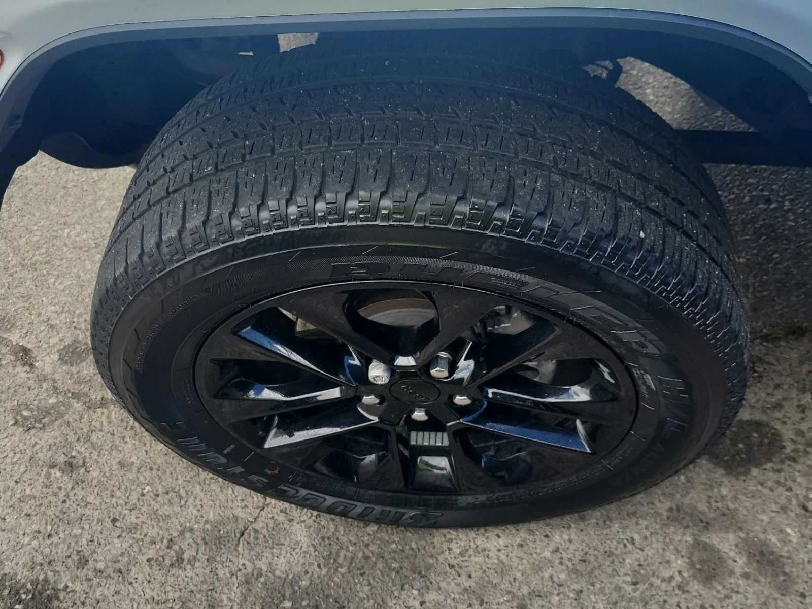 Front driver wheel/tire photo