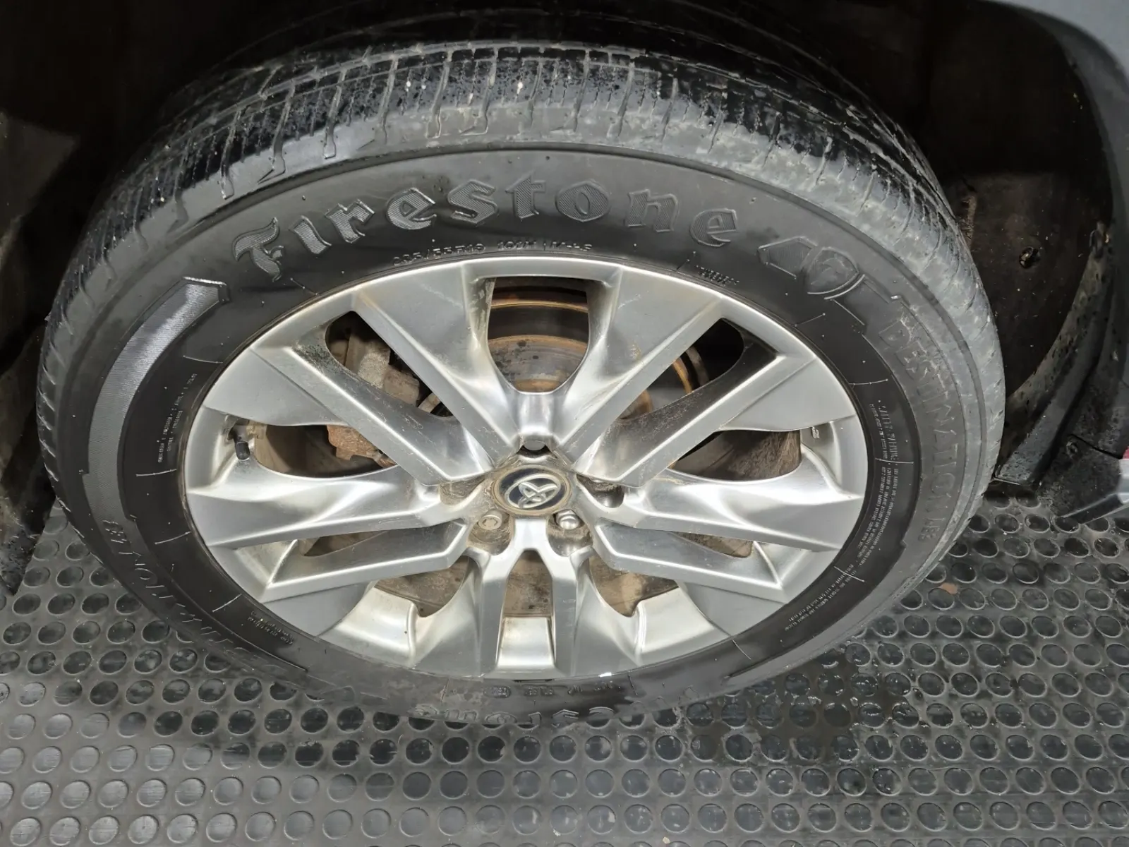 Right Rear Wheel/Tire Photo