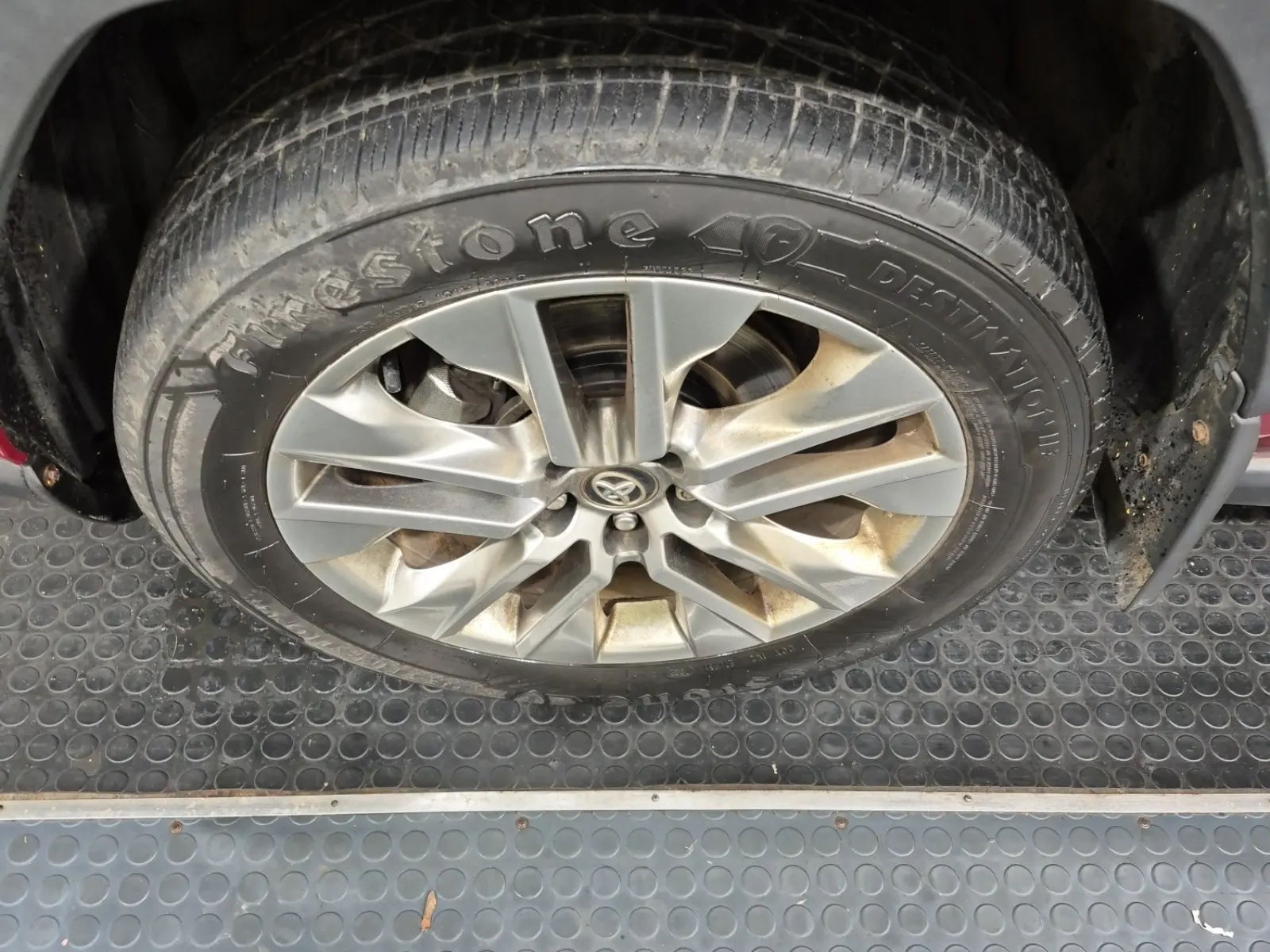 Front driver wheel/tire photo