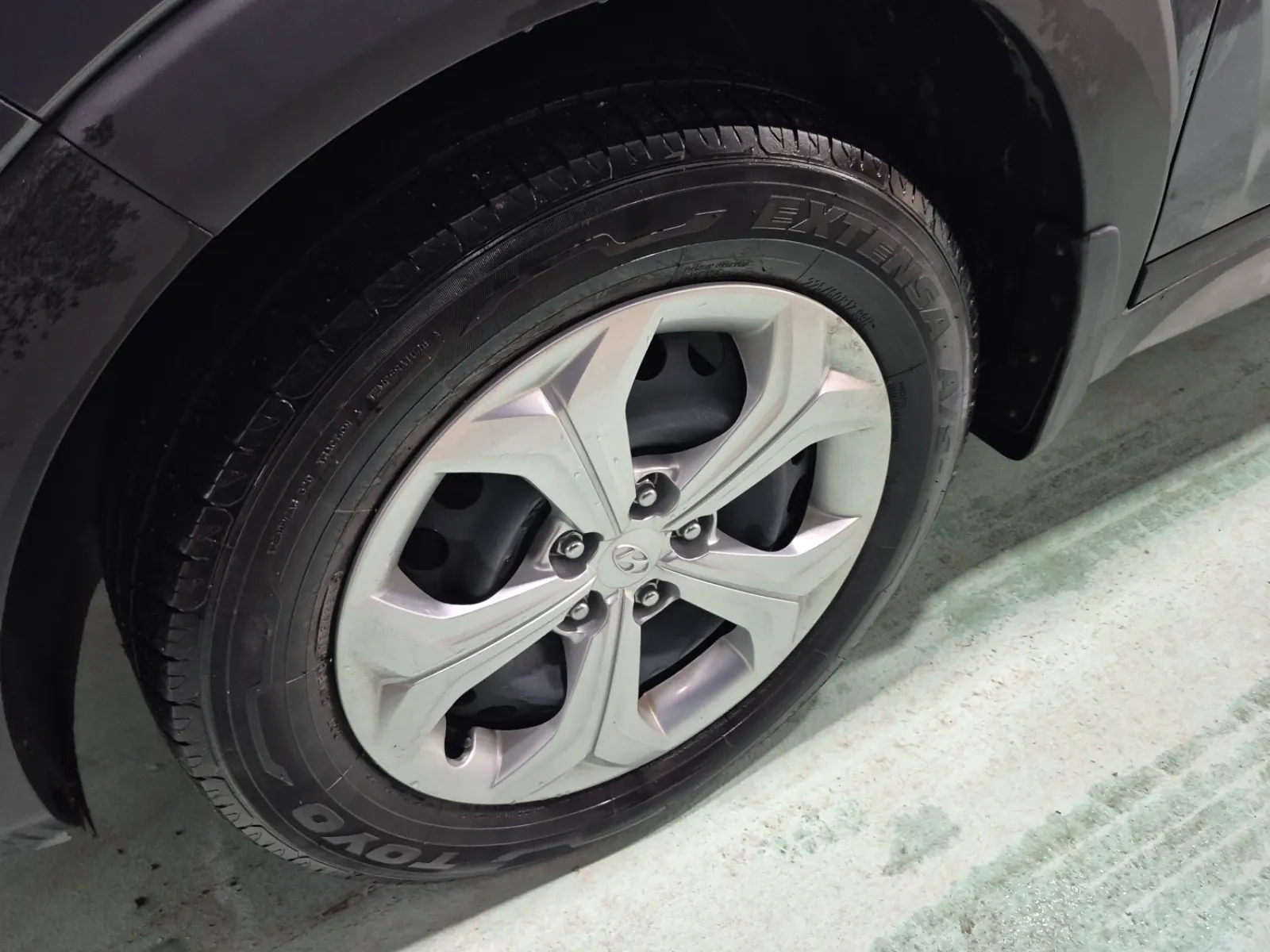 Front driver wheel/tire photo