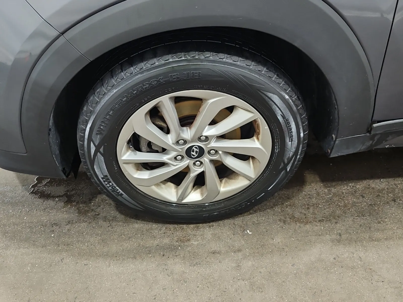Front driver wheel/tire photo