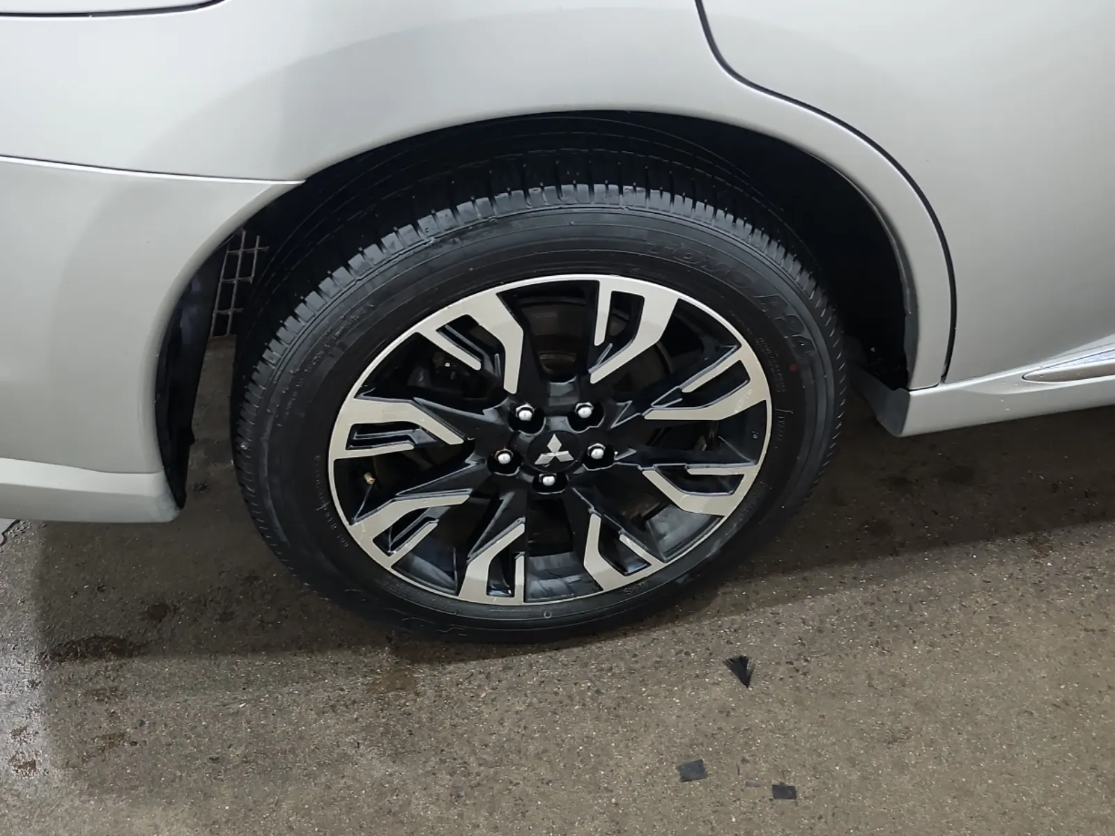 Right Rear Wheel/Tire Photo