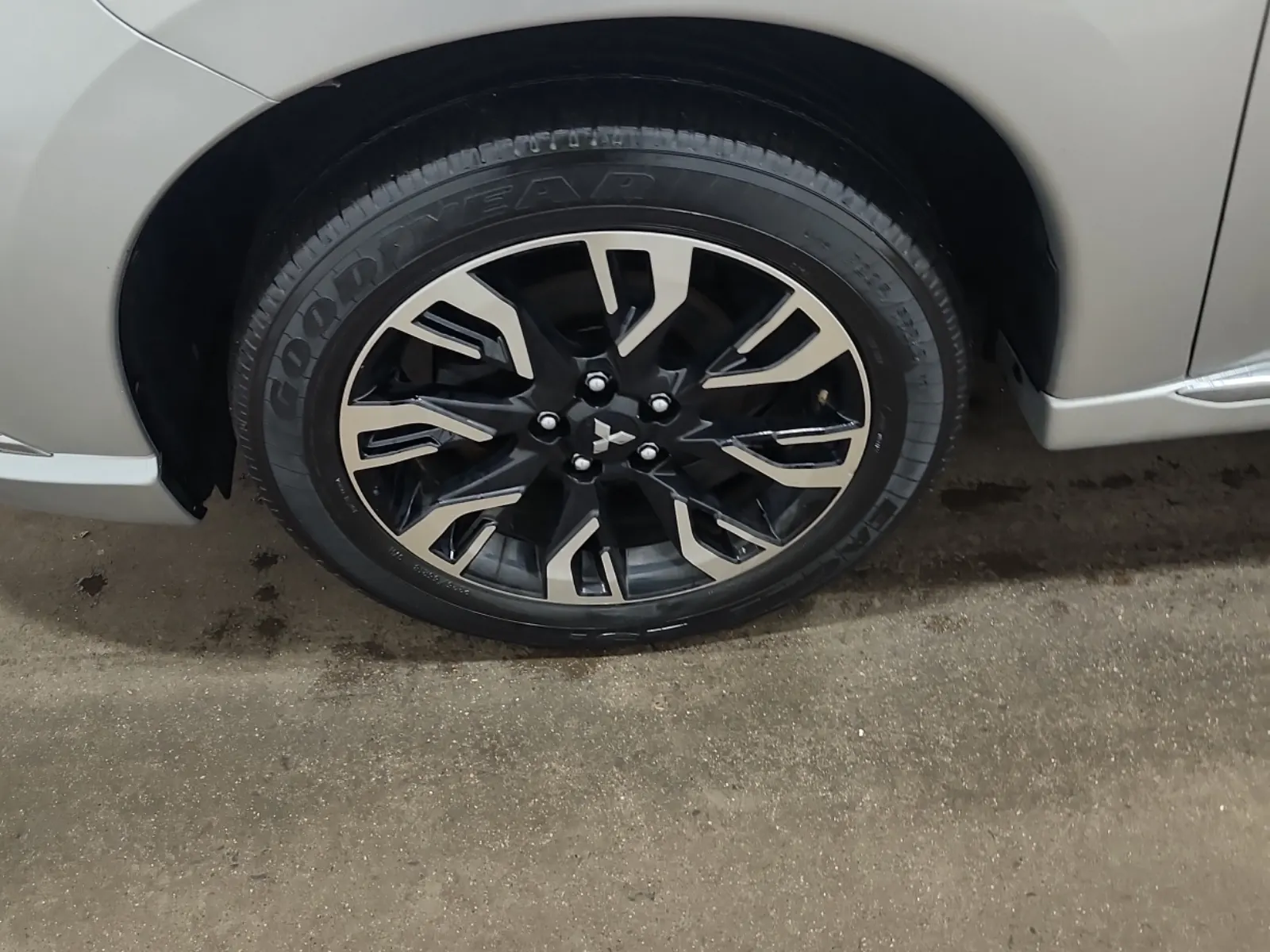 Front driver wheel/tire photo