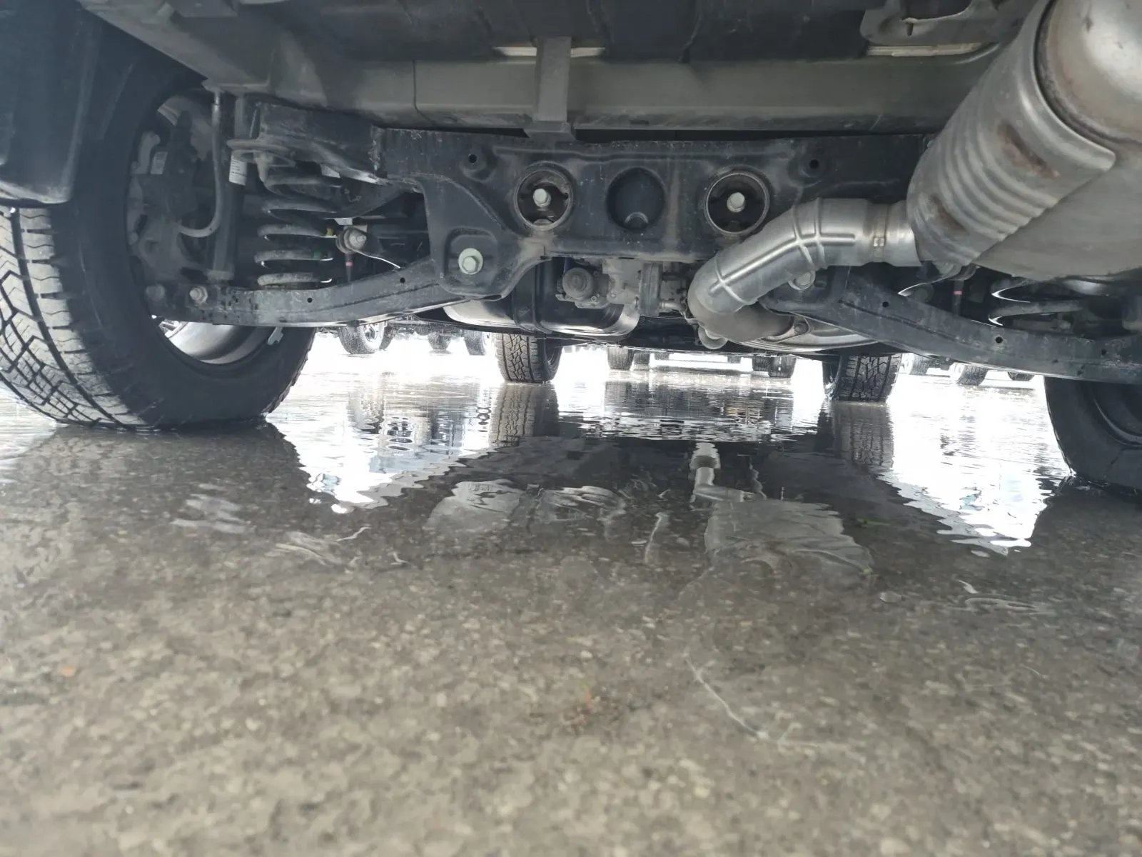 Undercarriage - Rear Photo