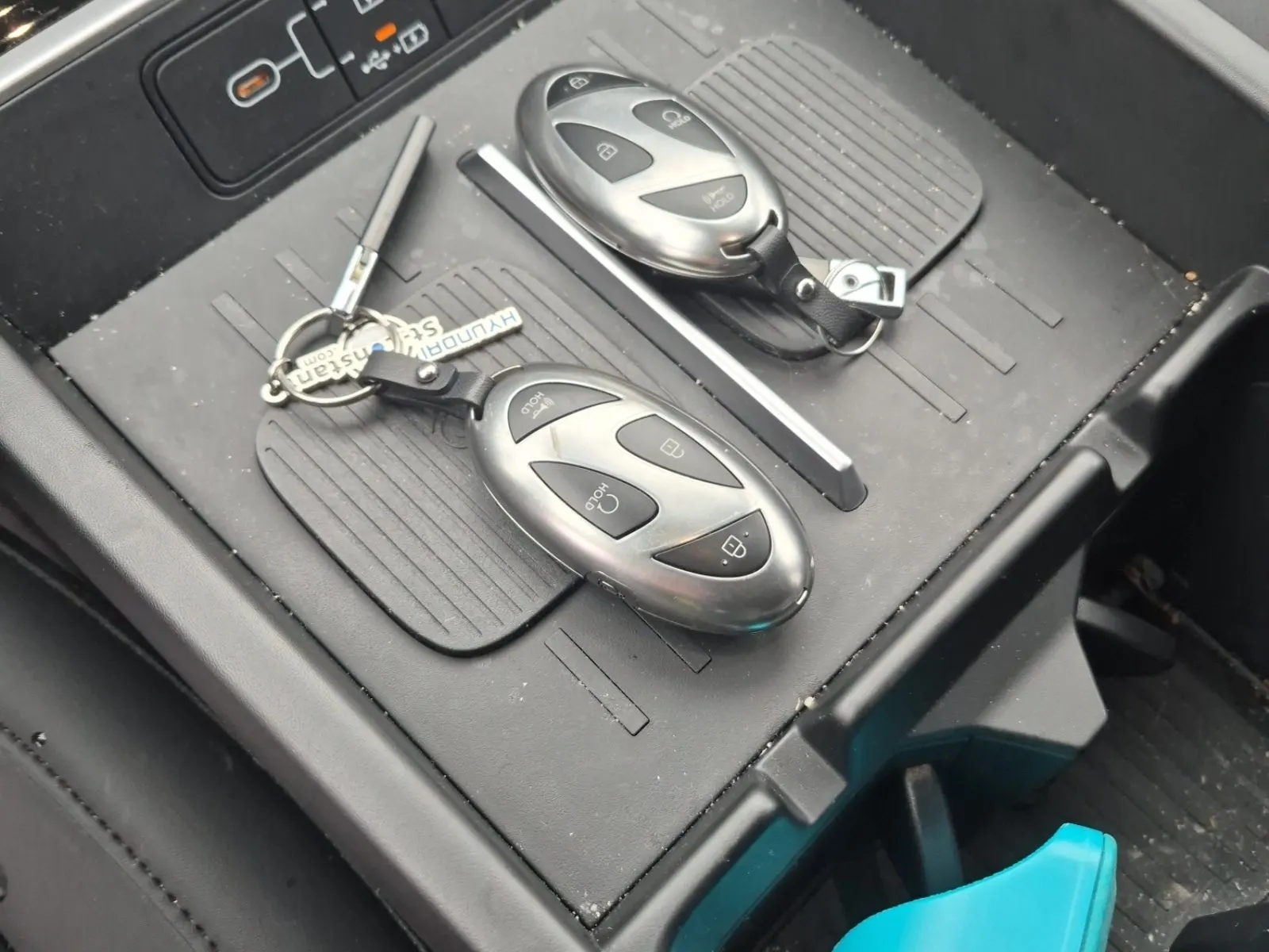 Keys/Fobs/Manual Photo