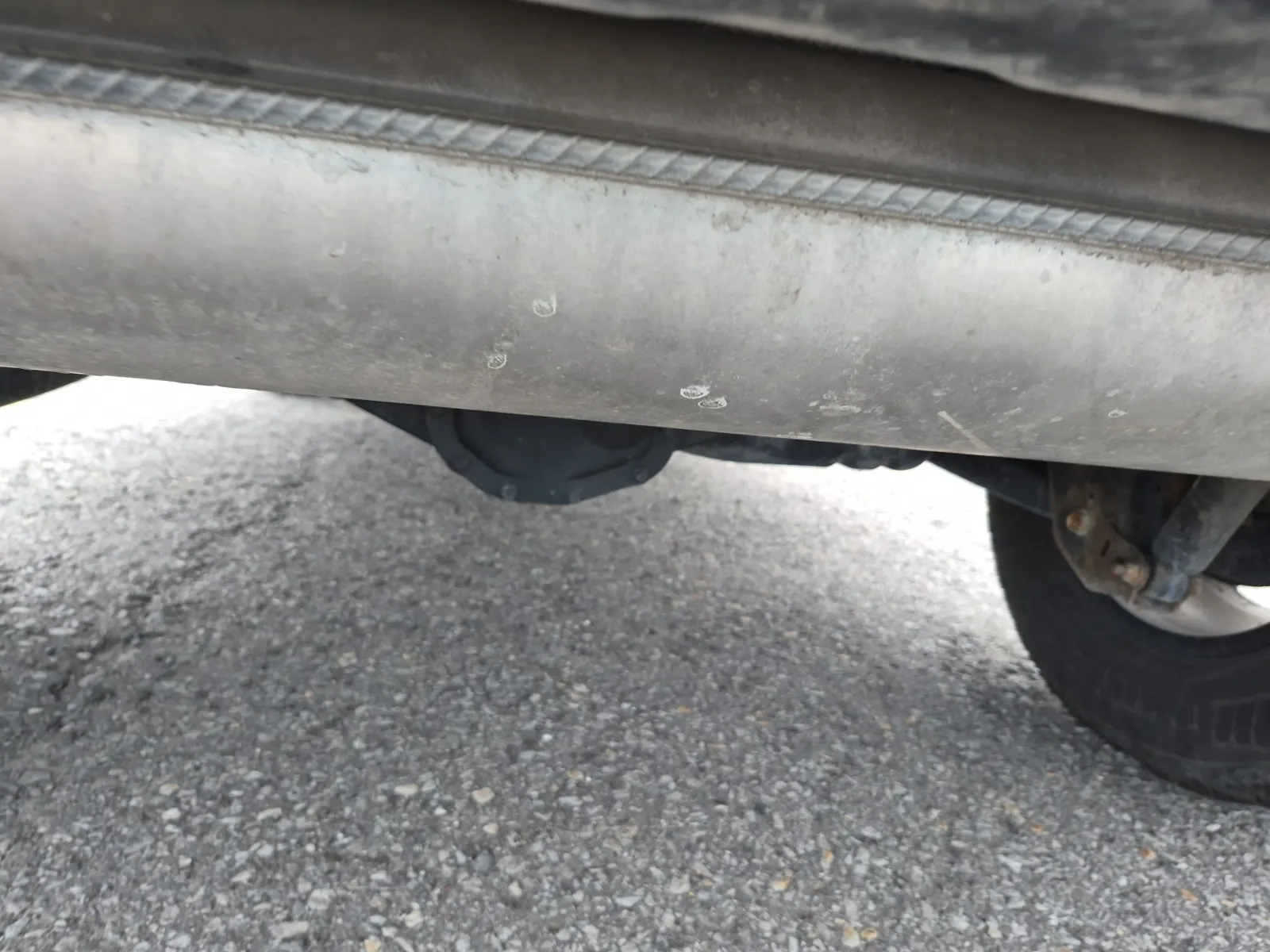 Undercarriage - Rear Photo