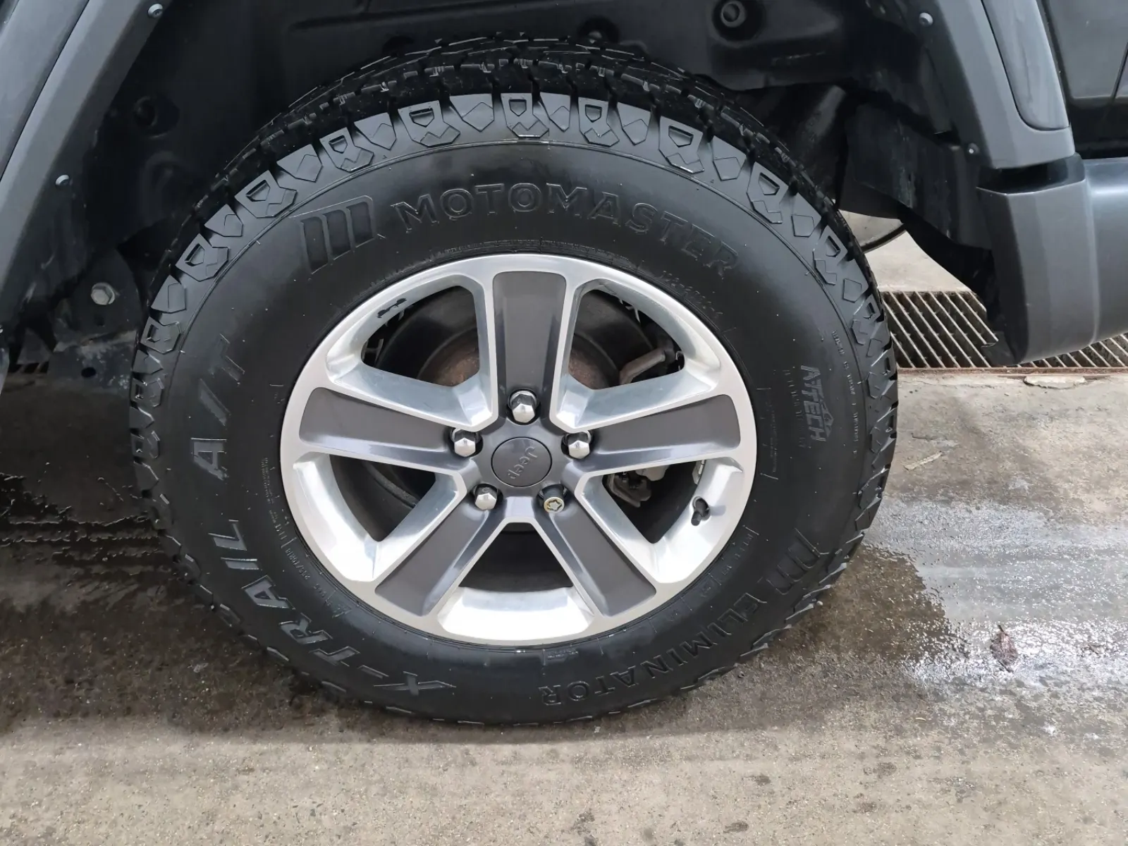 Left Rear Wheel/Tire Photo
