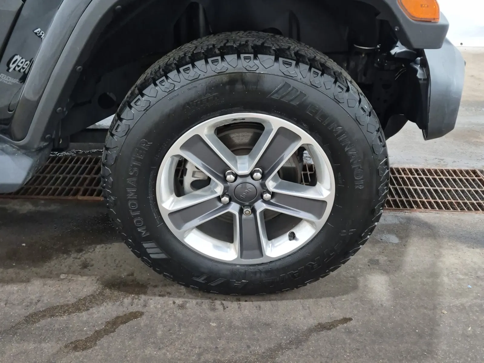 Right Front Wheel/Tire Photo