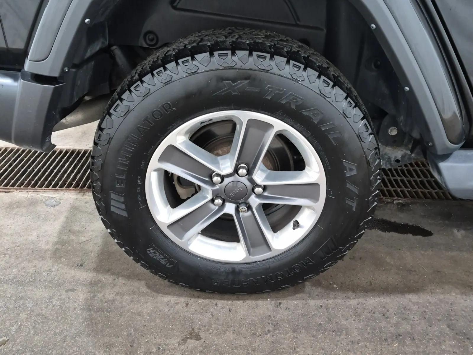 Right Rear Wheel/Tire Photo