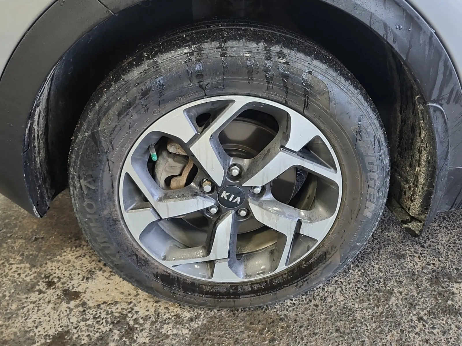 Front driver wheel/tire photo