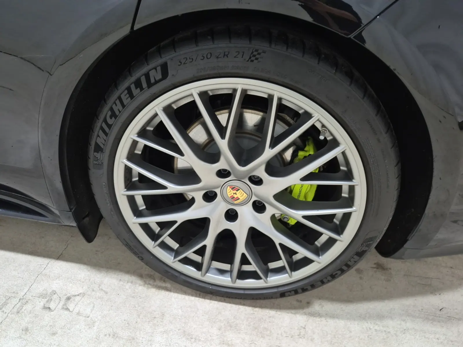 Left Rear Wheel/Tire Photo