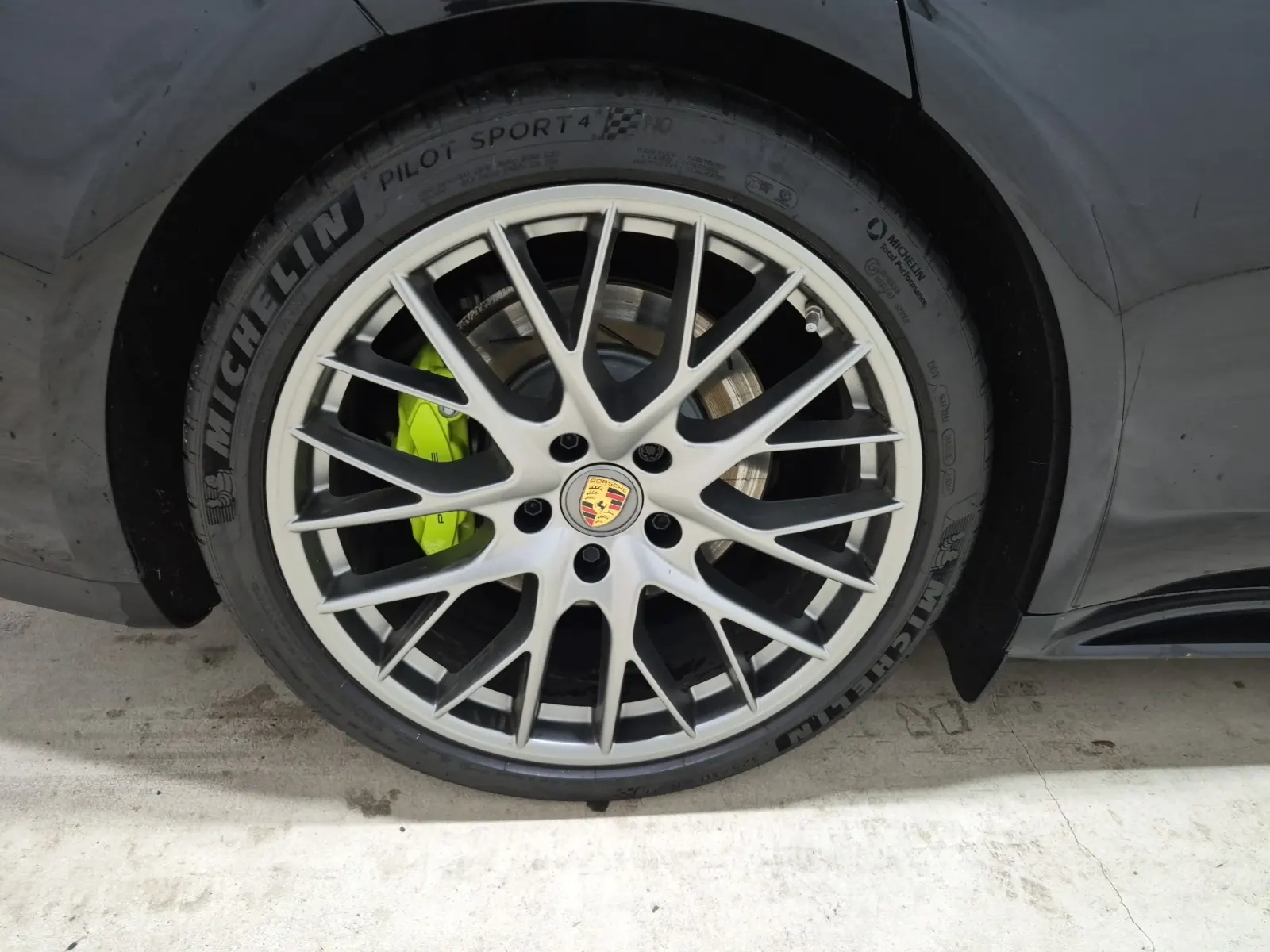 Right Rear Wheel/Tire Photo