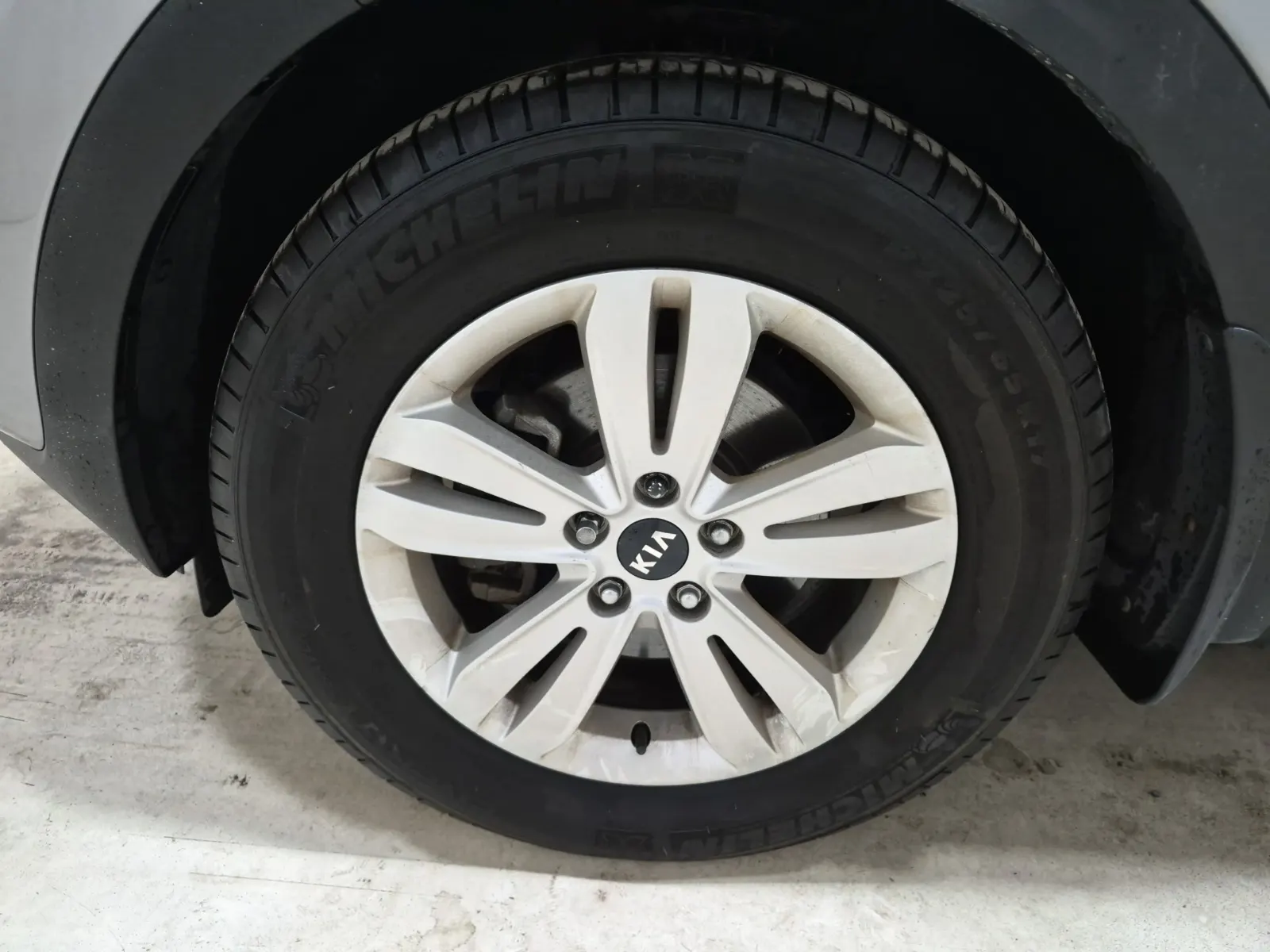 Front driver wheel/tire photo
