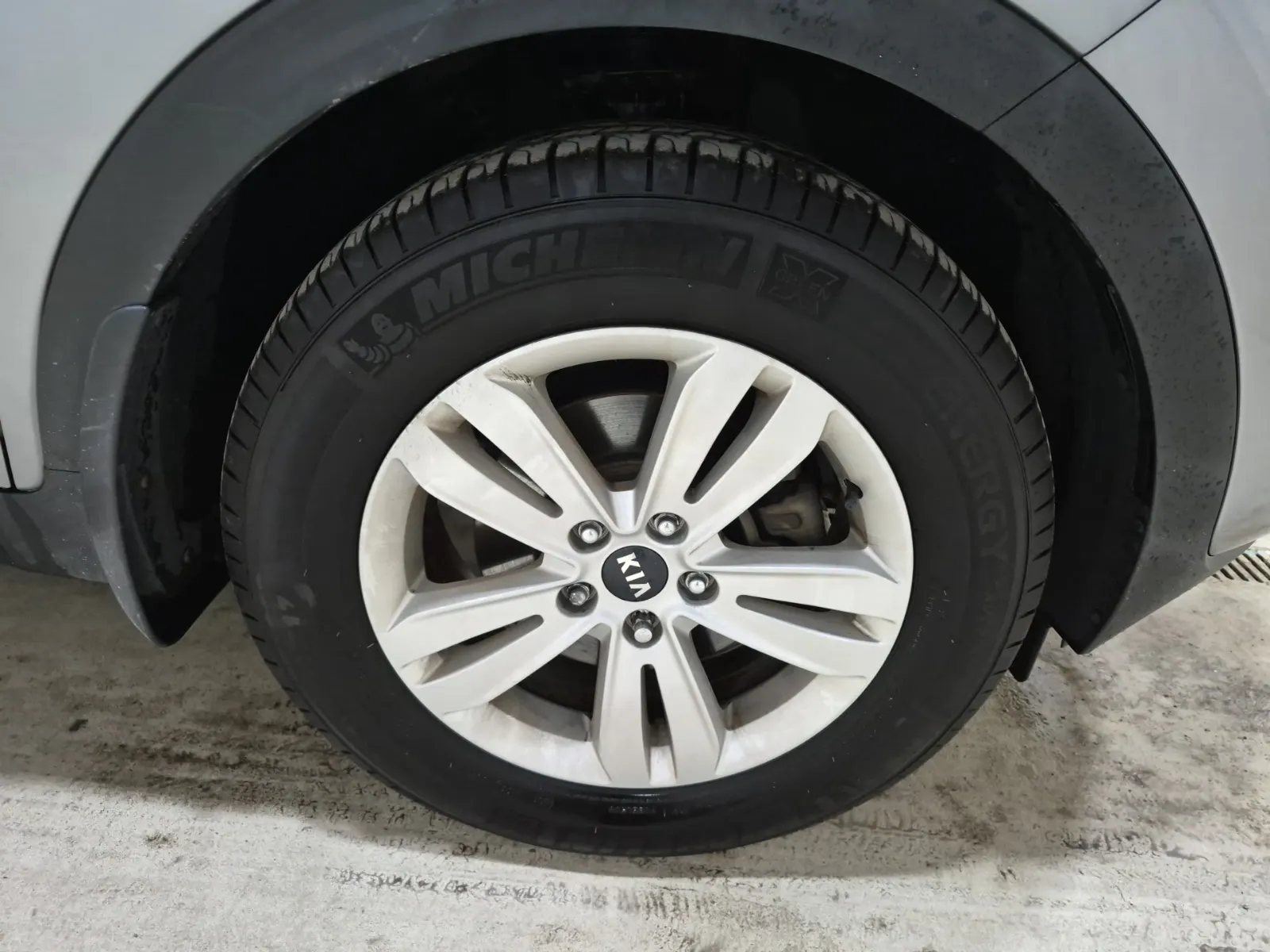 Right Front Wheel/Tire Photo
