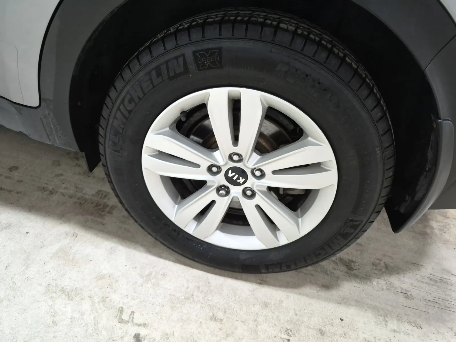 Left Rear Wheel/Tire Photo