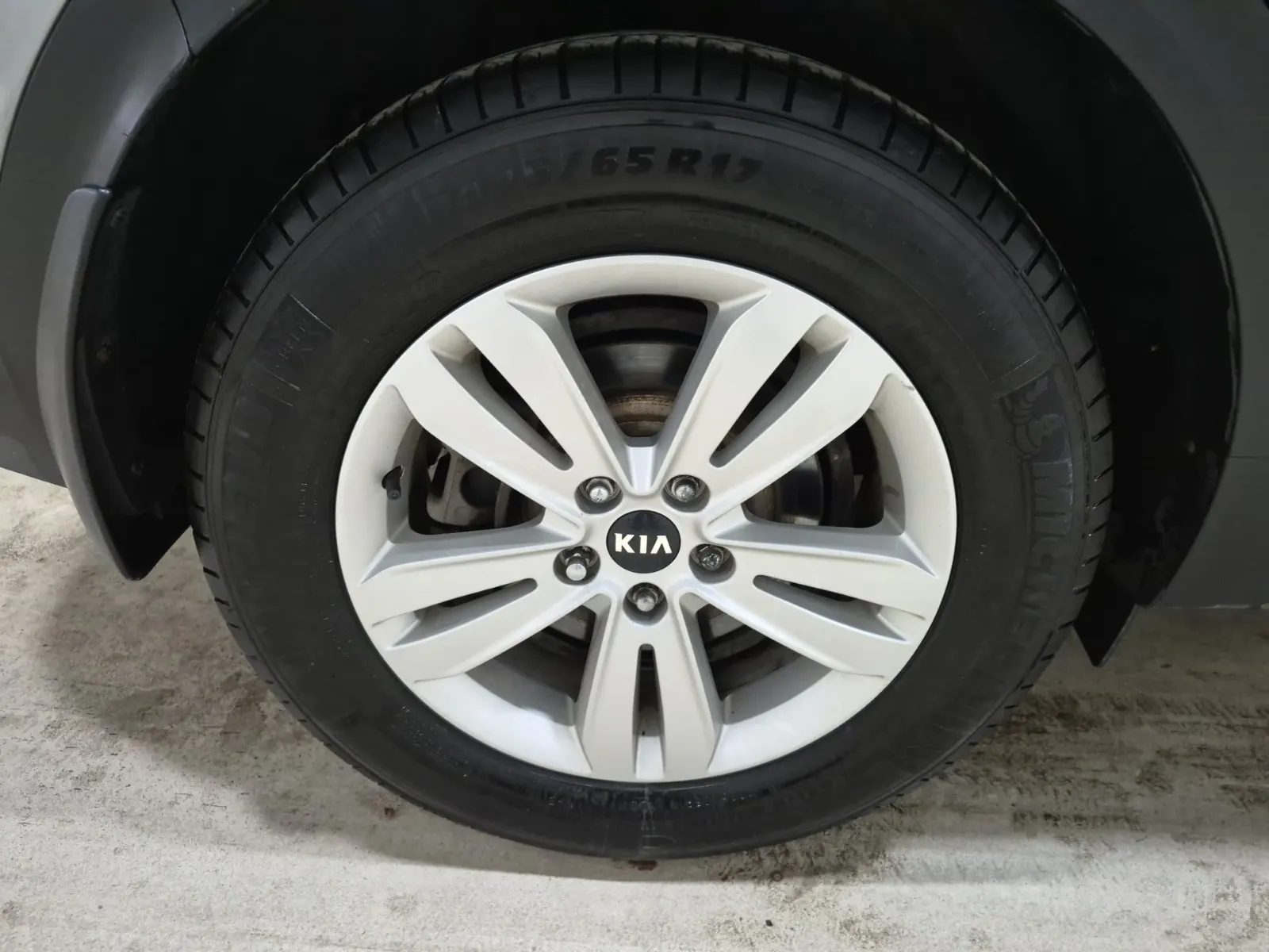Right Rear Wheel/Tire Photo
