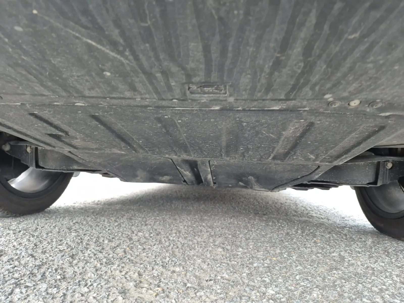 Undercarriage - Rear Photo