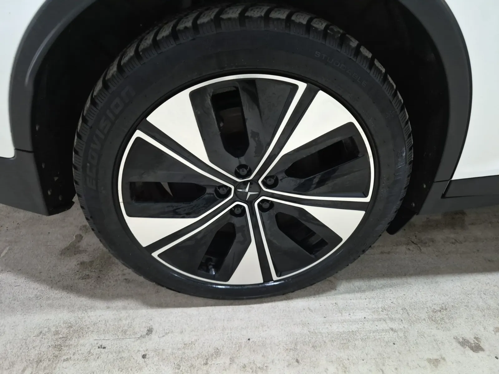 Right Rear Wheel/Tire Photo