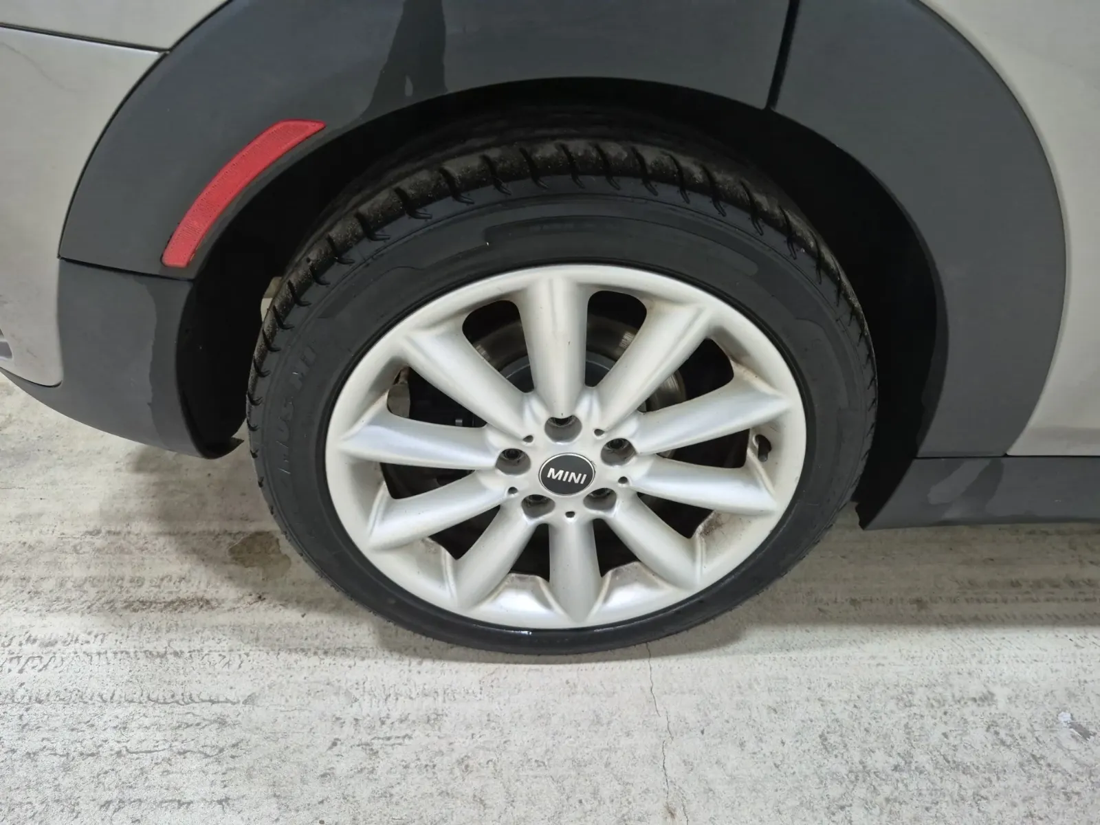 Right Rear Wheel/Tire Photo