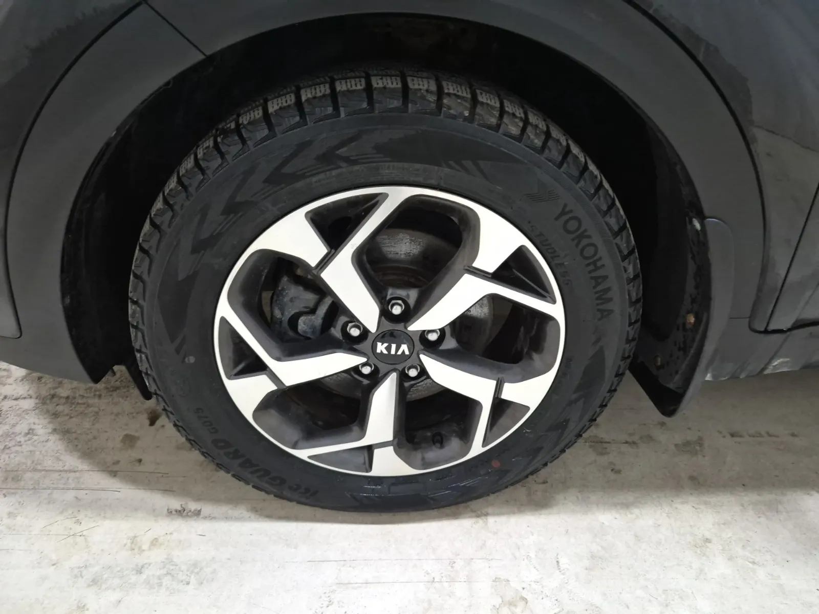 Front driver wheel/tire photo