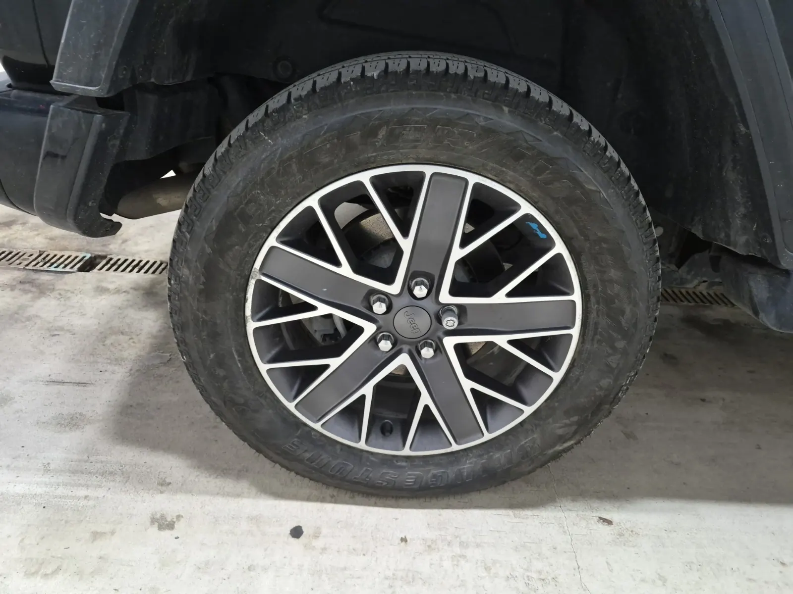 Right Rear Wheel/Tire Photo