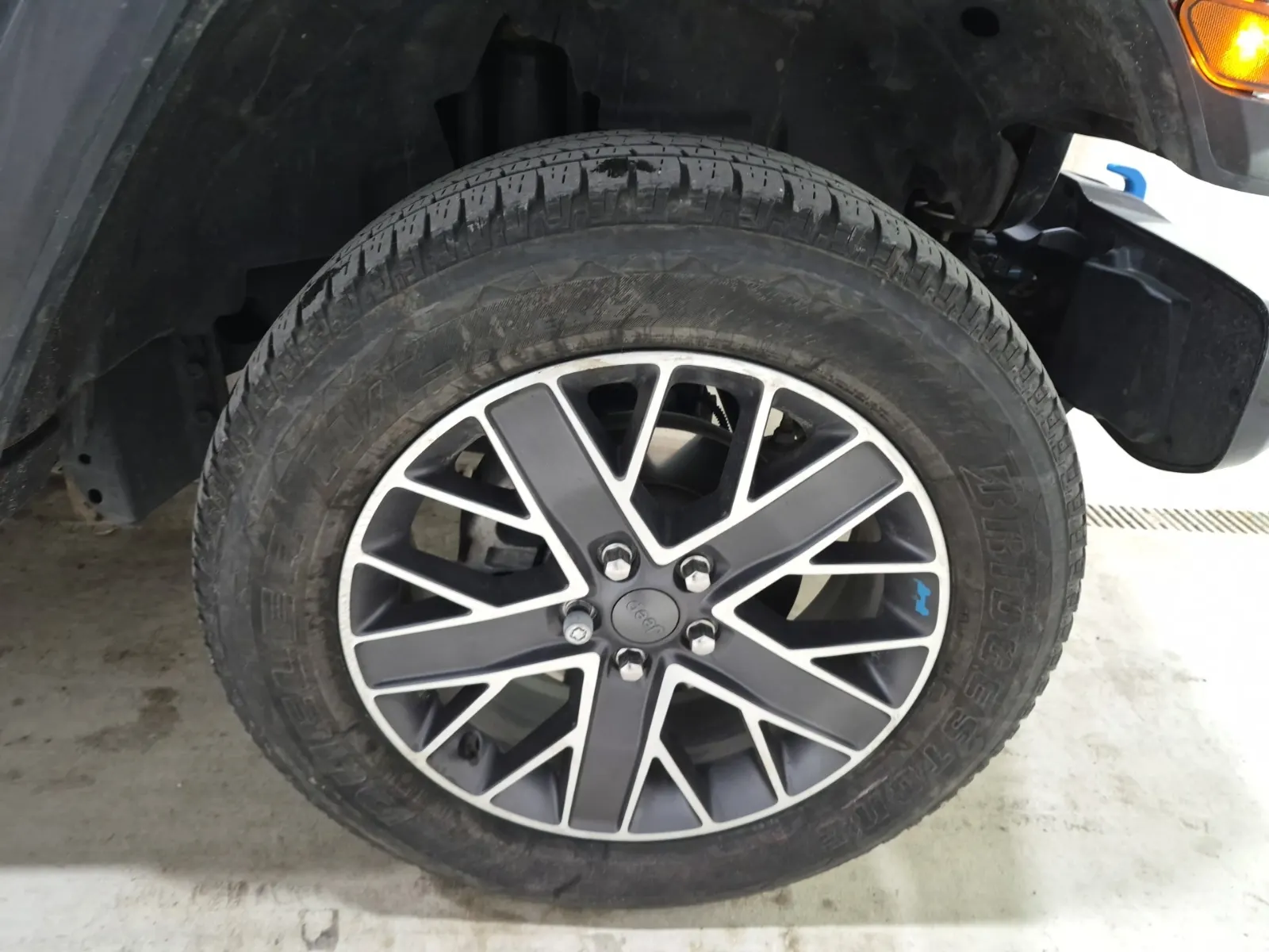 Right Front Wheel/Tire Photo