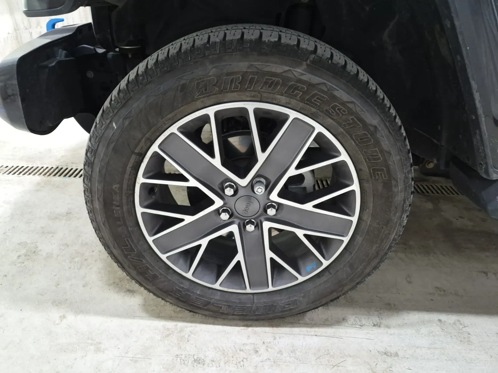 Front driver wheel/tire photo