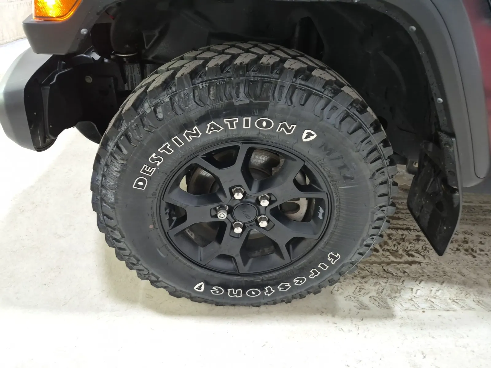 Front driver wheel/tire photo