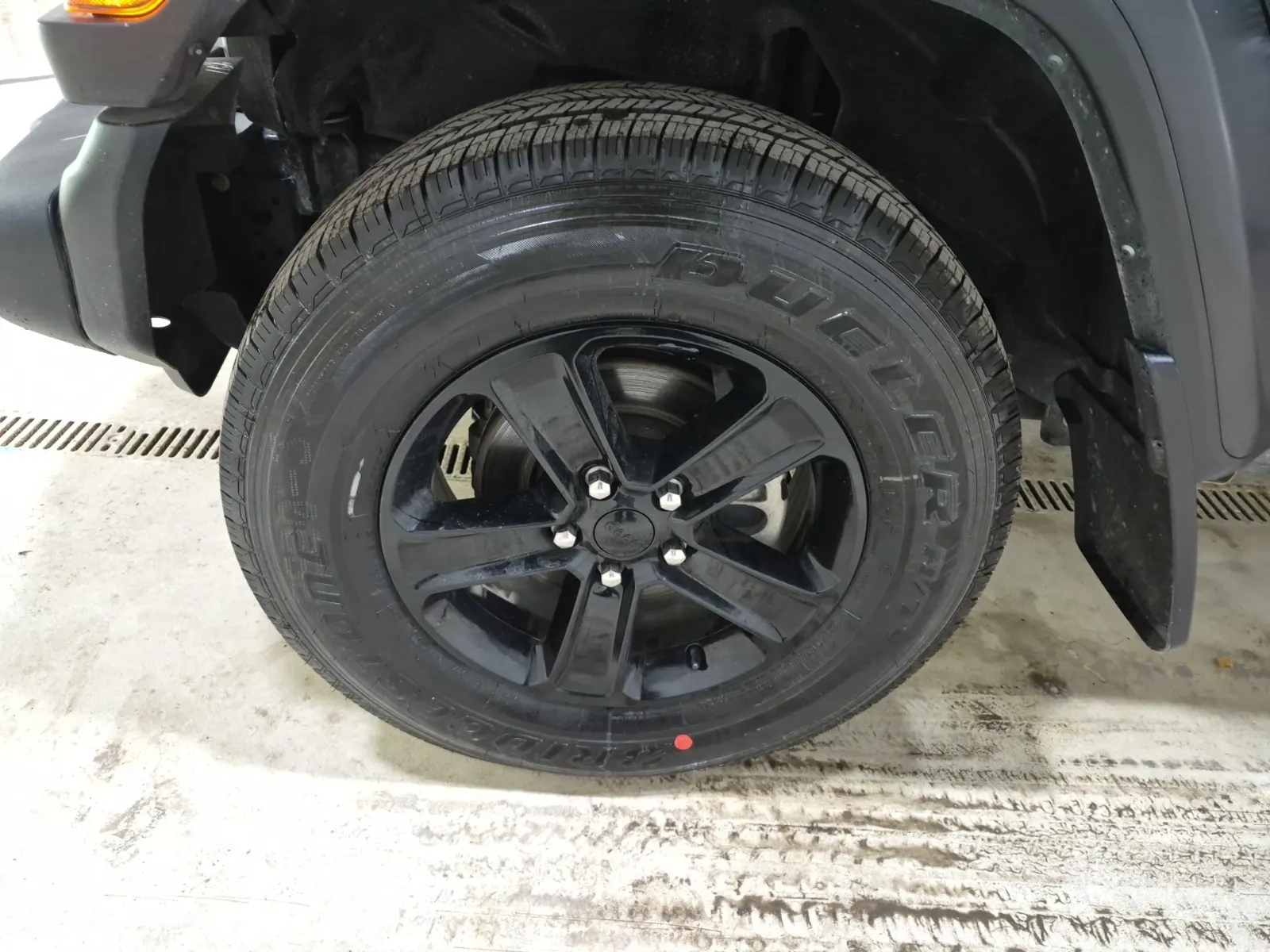 Front driver wheel/tire photo