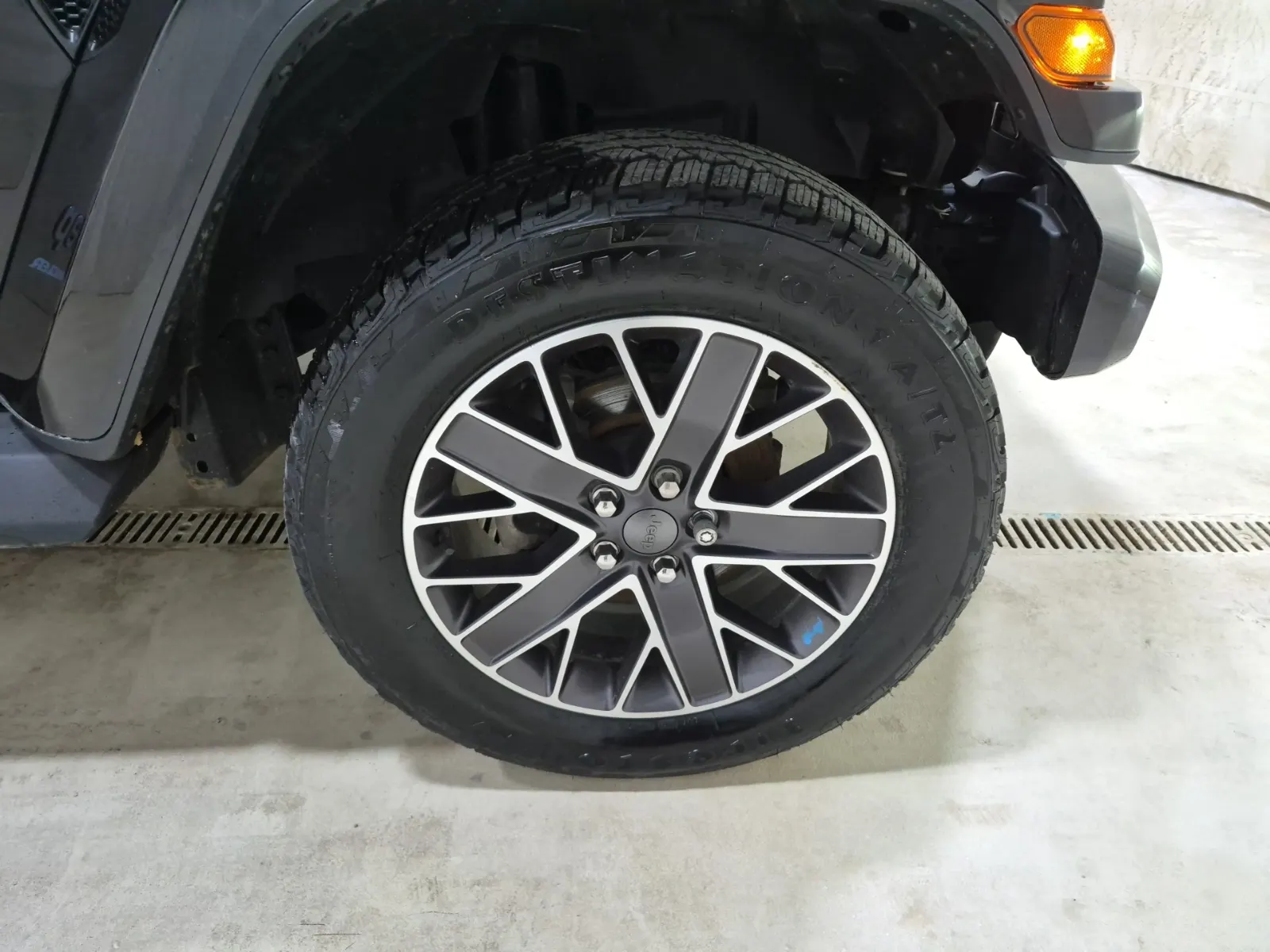 Right Front Wheel/Tire Photo