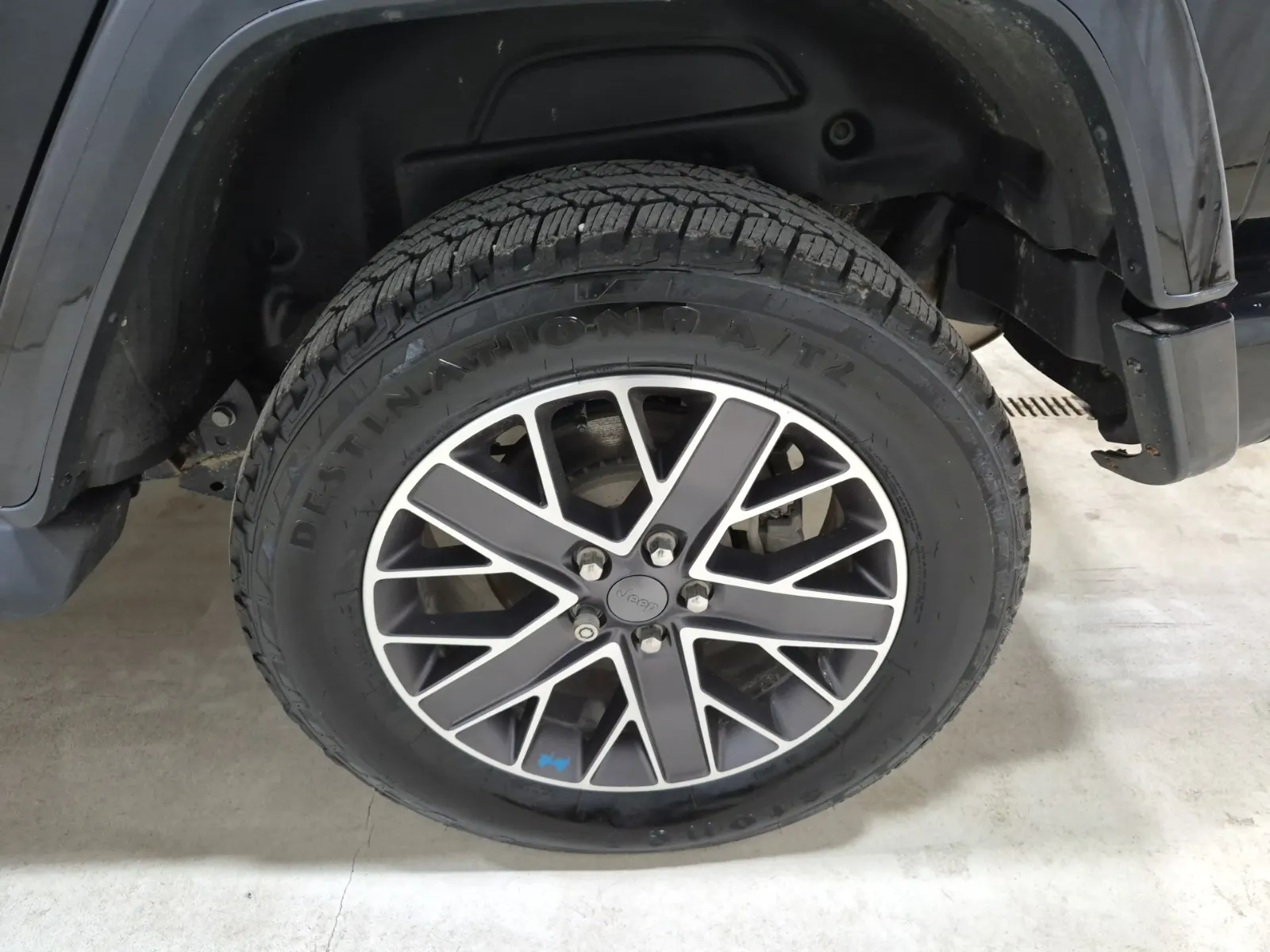 Left Rear Wheel/Tire Photo