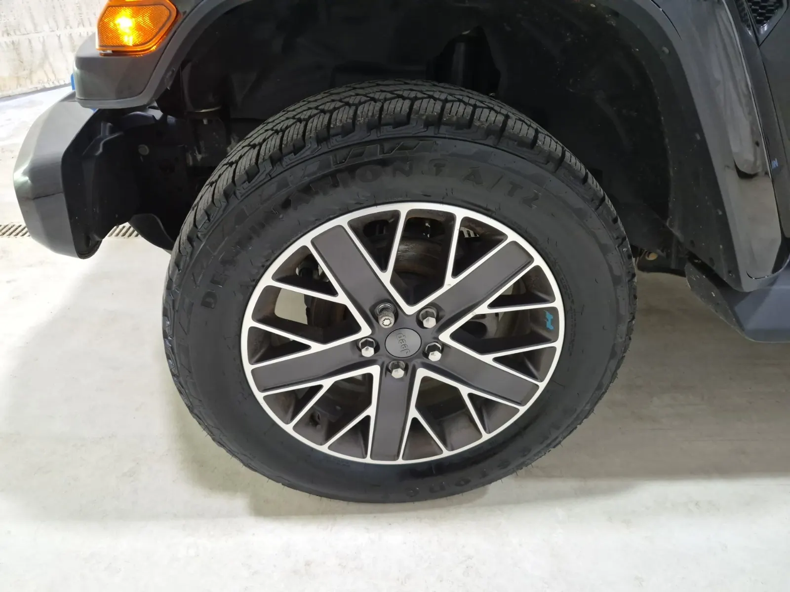 Front driver wheel/tire photo