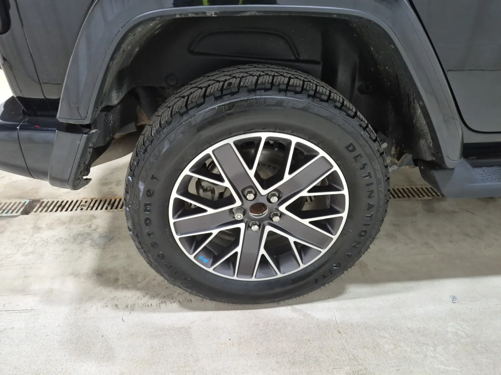 Right Rear Wheel/Tire Photo
