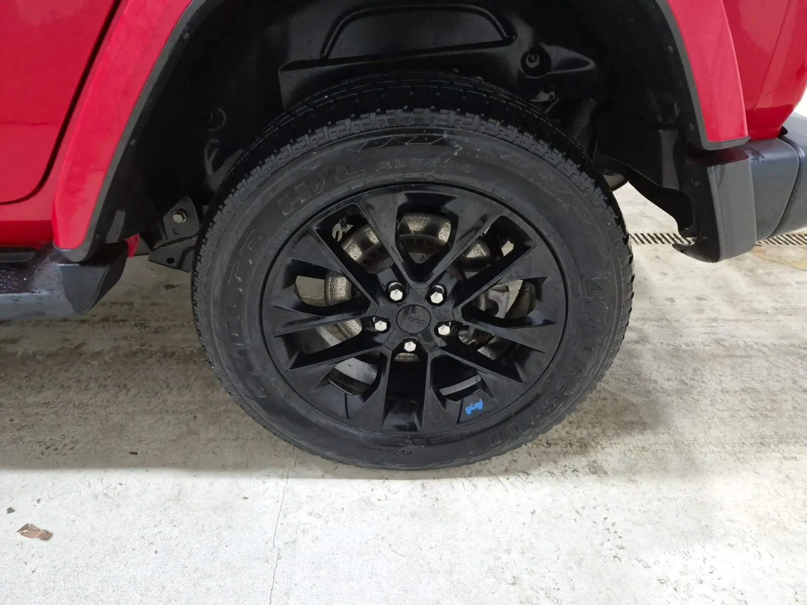 Left Rear Wheel/Tire Photo