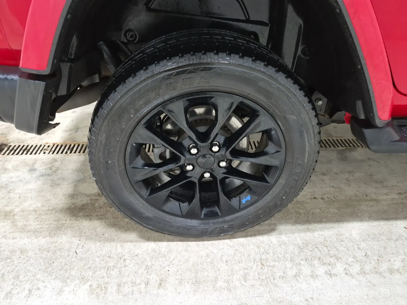 Right Rear Wheel/Tire Photo