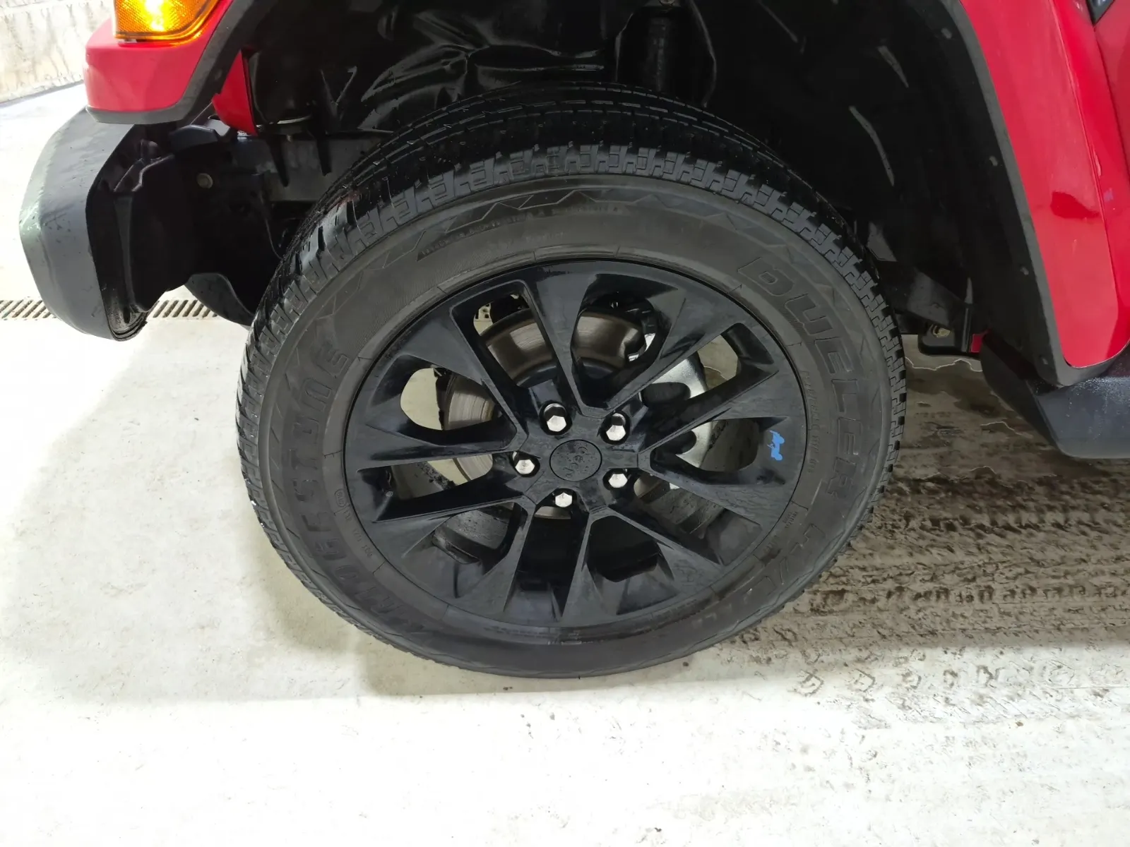 Front driver wheel/tire photo