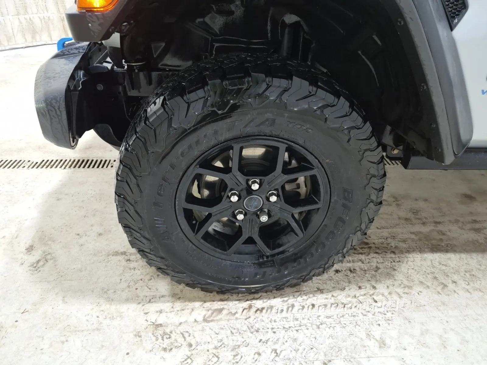 Front driver wheel/tire photo
