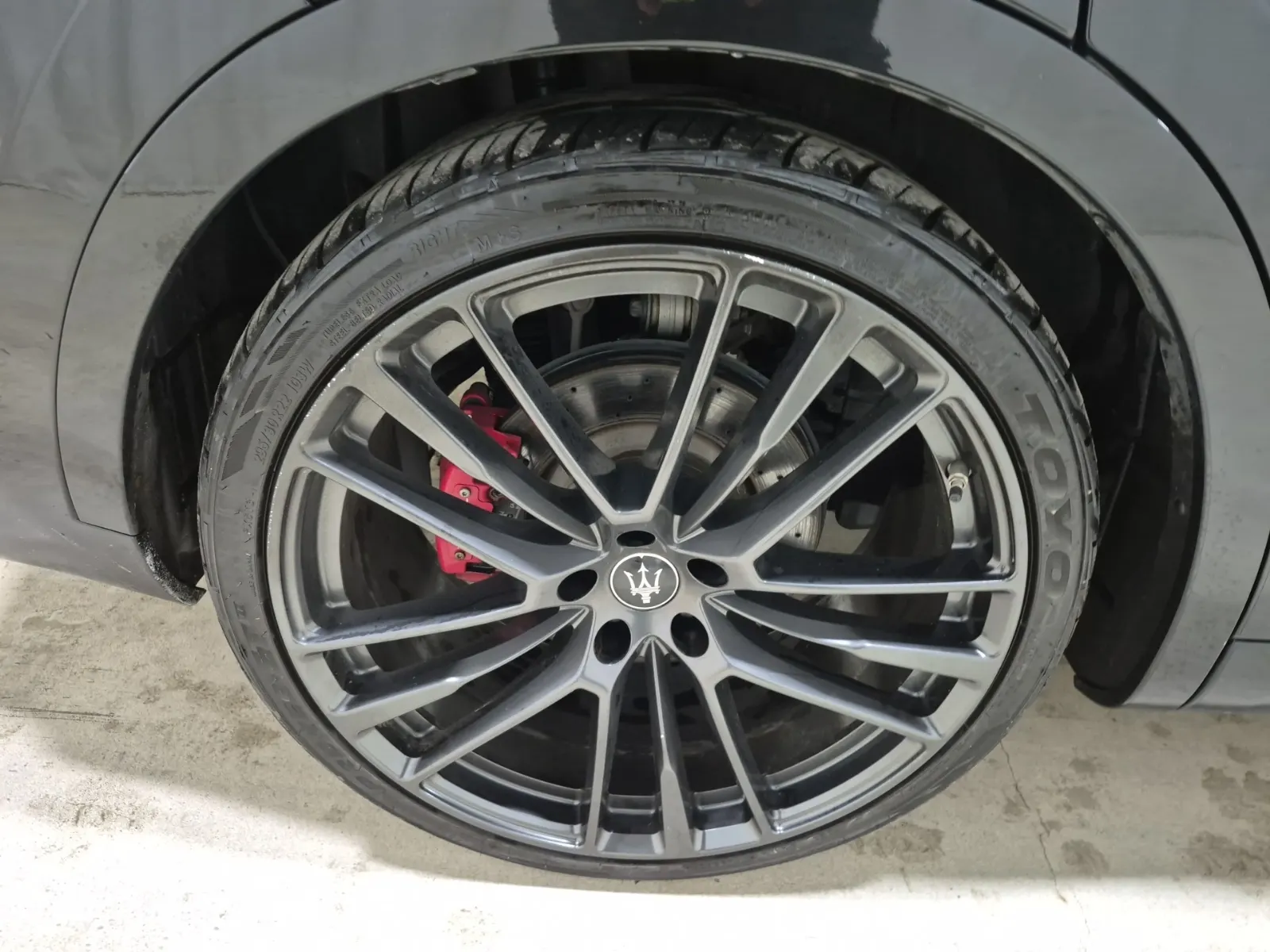 Right Rear Wheel/Tire Photo