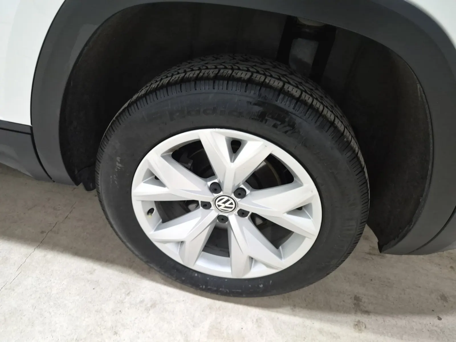 Left Rear Wheel/Tire Photo