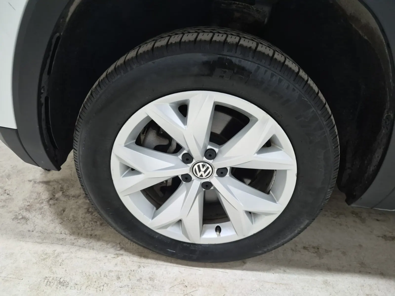Front driver wheel/tire photo