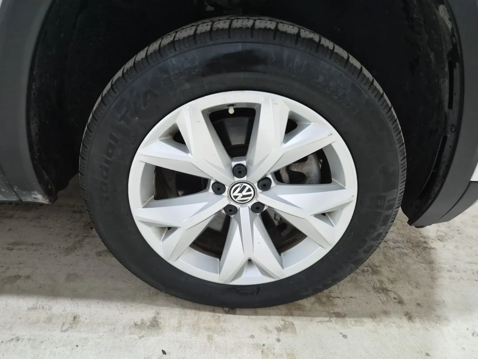 Right Front Wheel/Tire Photo