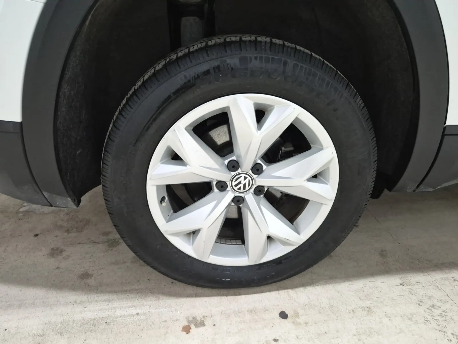 Right Rear Wheel/Tire Photo