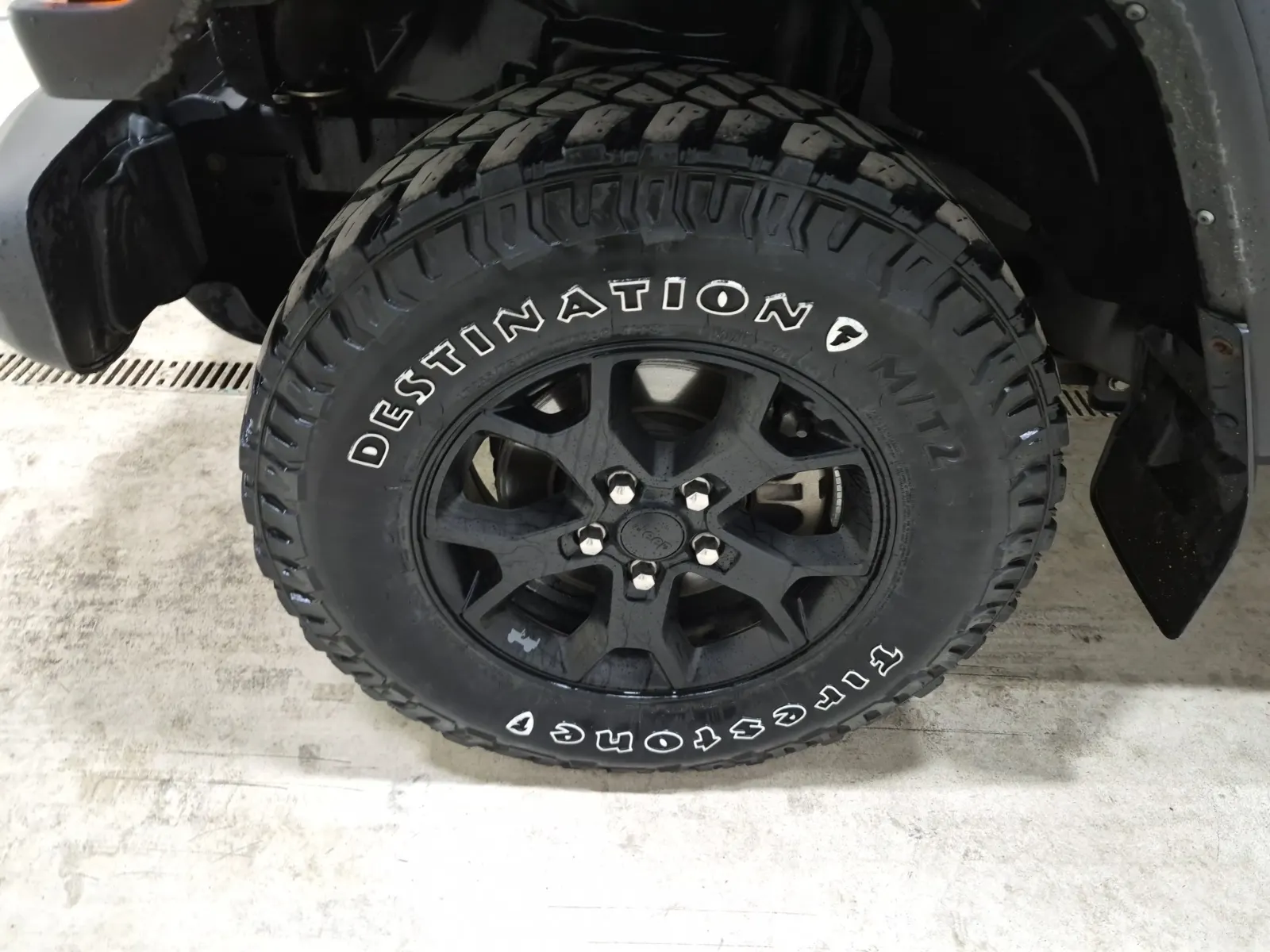 Front driver wheel/tire photo