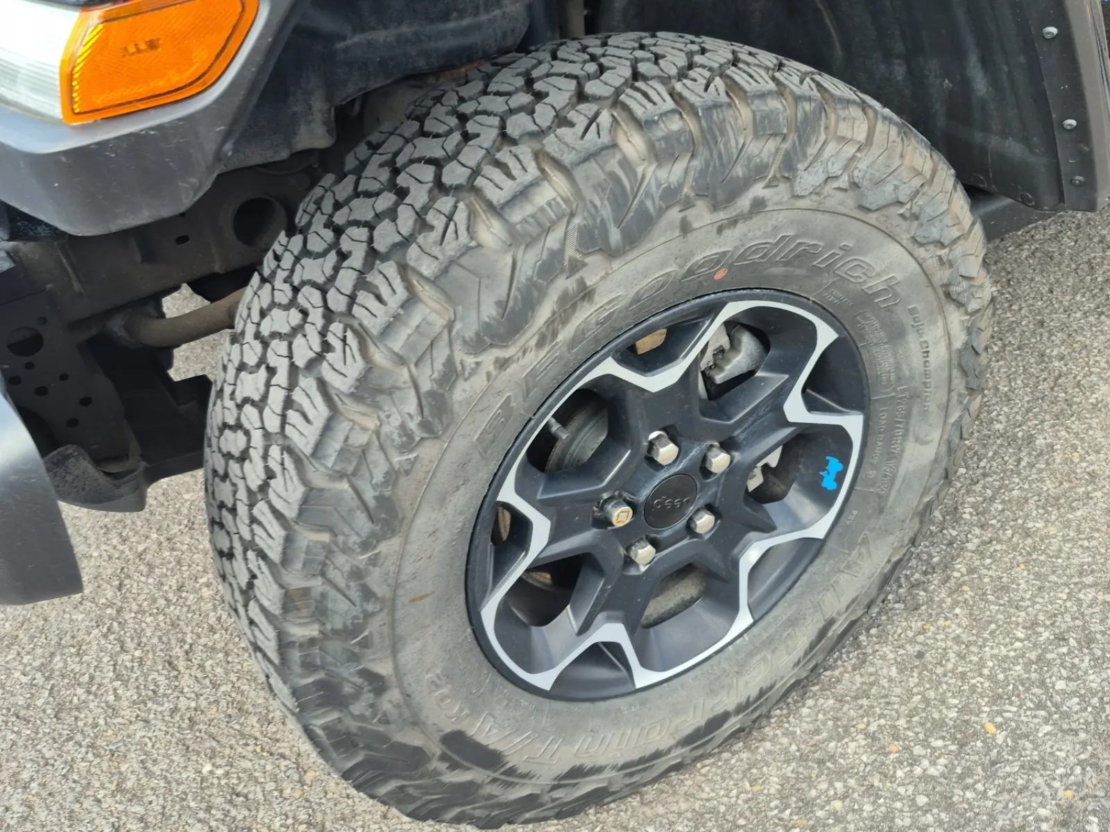 Front driver wheel/tire photo