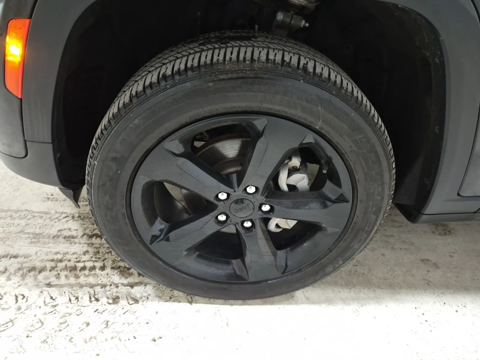 Front driver wheel/tire photo